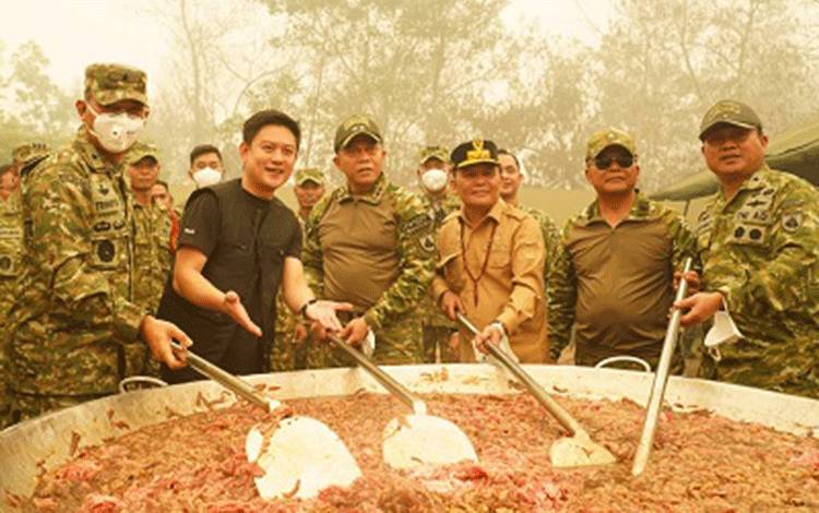 Kodam XXII Tambun Bungai Bersama Bobon Santoso Sajikan 4.000 Porsi Makanan untuk Relawan Karhutla di Tumbang Nusa