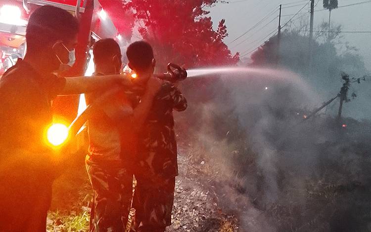 Tim Damkar Kodam XXII Tambun Bungai Lanjutkan Pemadaman Api di Kalampangan