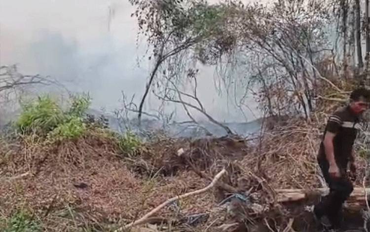Karhutla di Jalan Pemuda Kuala Kapuas, Api Dekati Rumah Warga dan Terkendala Air