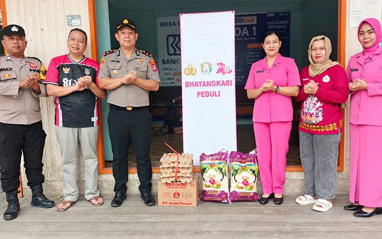 Polsek Katingan Hulu Salurkan Bantuan untuk Korban Kebakaran Pasar Tumbang Sanamang