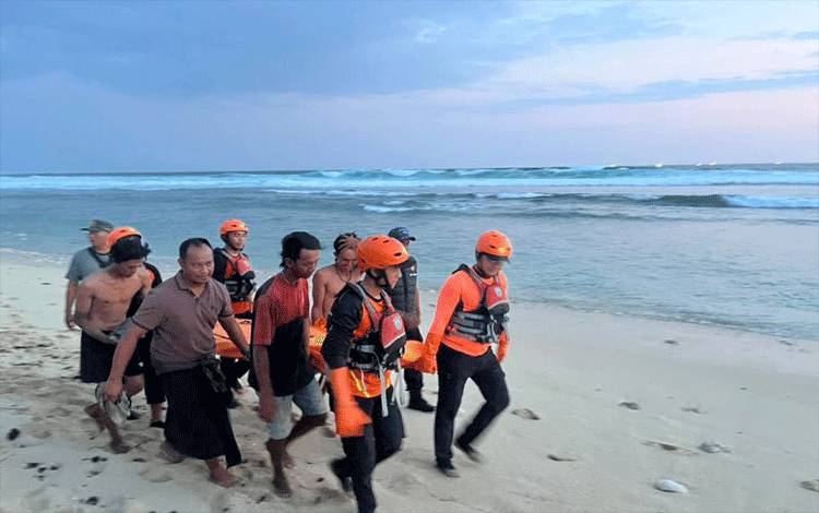 Basarnas Evakuasi Jenazah Perempuan Diduga WNA di Pantai Nyang Nyang