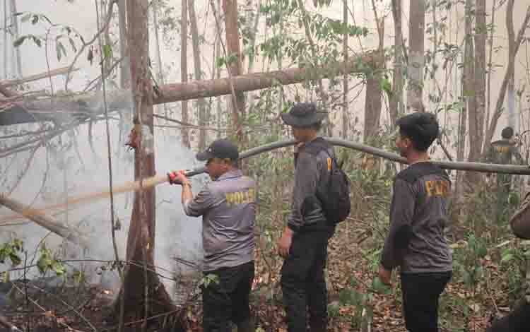 Polres Barito Timur Kerahkan 38 Personel Padamkan Karhutla di Murutuwu