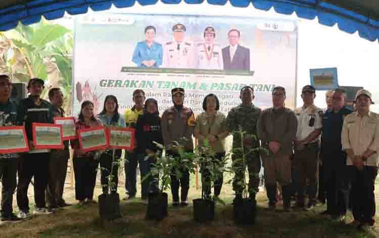 Pekab Gumas Bagikan Bantuan Bibit Cabai hingga Tomat untuk Masyarakat