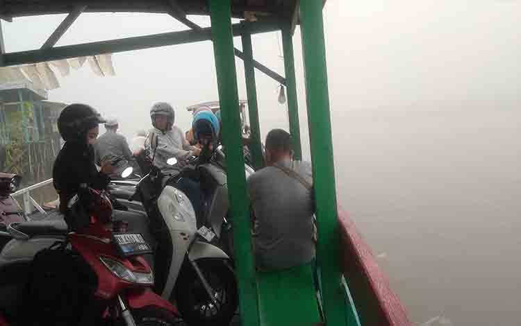 Kabut Asap Pekat Selimuti Kuala Kapuas, Jarak Pandang di Sungai Tersisa 30 Meter