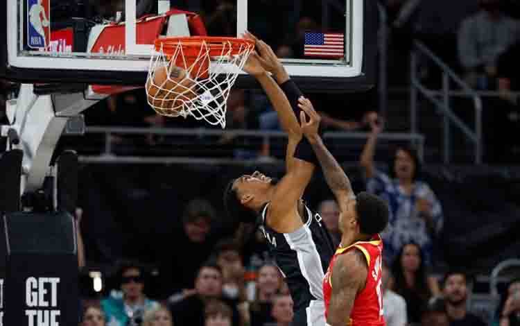 Wembanyama Bawa Spurs Kalahkan Mavericks 122-106