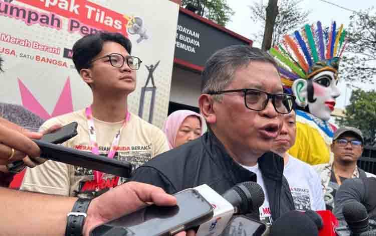 Sekretaris Jenderal (Sekjen) PDI Perjuangan Hasto Kristiyanto ditemui usai pelepasan Napak Tilas Merah Muda Fest 2026 di Museum Sumpah Pemuda, Jakarta, Minggu (26/10/2026). ANTARA/Laily Rahmawaty