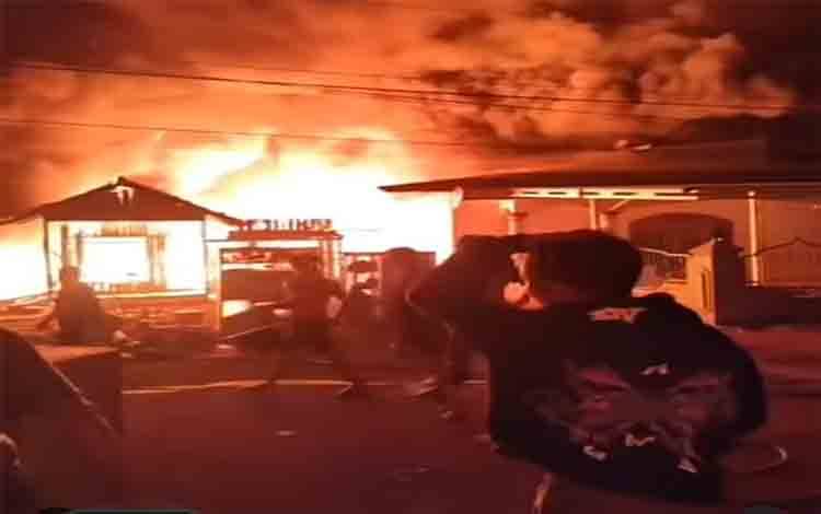 Kebakaran Hebat Hanguskan 4 Rumah dan 1 Masjid di Kotim