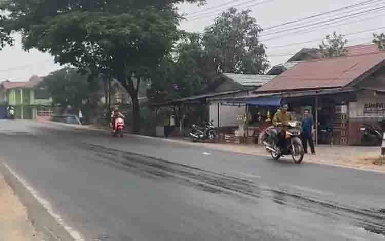 Tumpahan Solar di Trans Kalimantan Kapuas Timur, Dua Pengendara Sudah Jadi Korban
