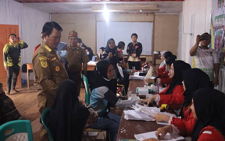 Bupati Seruyan Tinjau Cek Kesehatan Gratis di Tumbang Manjul