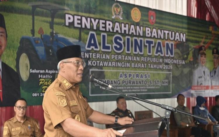 Pemkab Kobar Salurkan Ratusan Alsintan untuk 44 Kelompok Tani