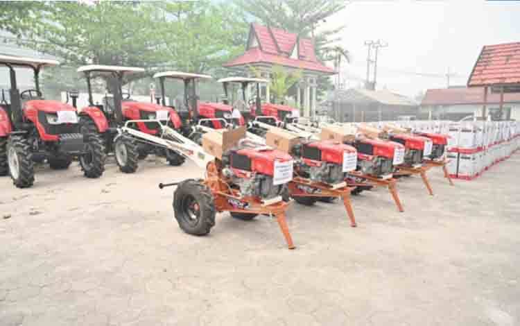 Anggota DPRD Kobar Minta Kelompok Tani Jaga dan Manfaatkan Alsintan Bantuan yang disalurkan Legislatif Pusat