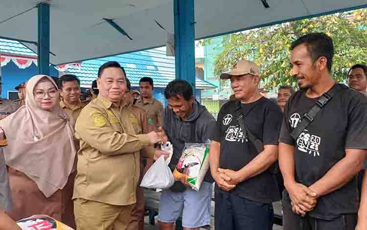 Penghasilan Menurun Akibat Kabut Asap, Motoris Kelotok Dapat Bantuan Bupati Kotim