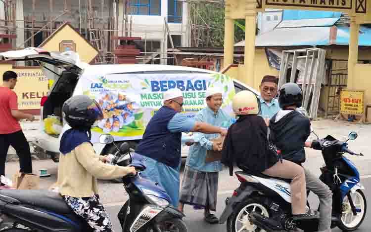 Laz Sidogiri Kalteng Bagikan 1.000 Masker dan Ratusan Susu Segar