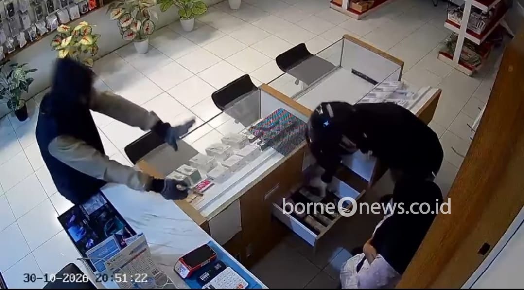 CCTV Rekam Aksi Dua Perampok Diduga Bersenjata Gasak 13 HP di Toko Ponsel Kobar