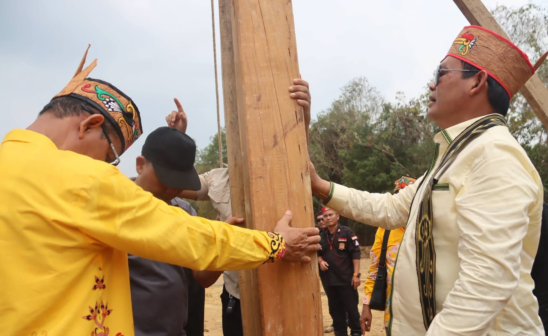 Bupati Seruyan Pancangkan Tiang Pertama Huma Betang di Tumbang Langkai