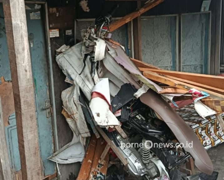 Pemotor Tabrak Rumah Warga hingga Rusak di Simpang Tiga Jembatan Pekauman