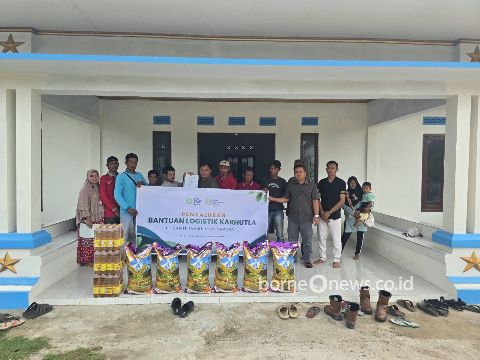 PT SSMS Tbk Salurkan 4,4 Ton Beras dan 448 Liter Minyak Goreng untuk Korban Karhutla di 5 Kabupaten