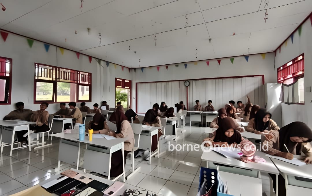SMAN 5 Muara Teweh Dorong Guru Optimalkan Pemanfaatan Papan Interaktif Digital