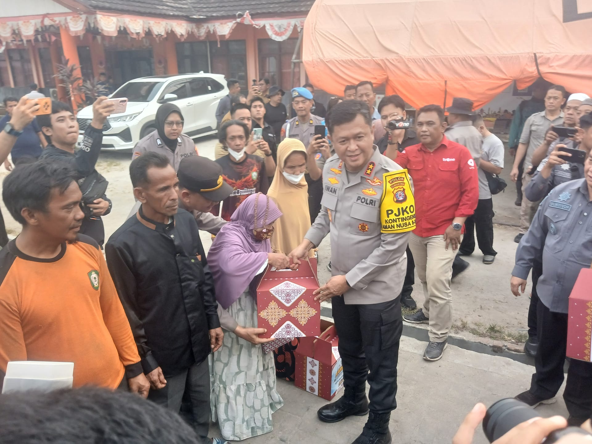 Kapolda Kalteng Salurkan Bantuan Untuk Relawan Karhutla dan Warga Terdampak di Kotim