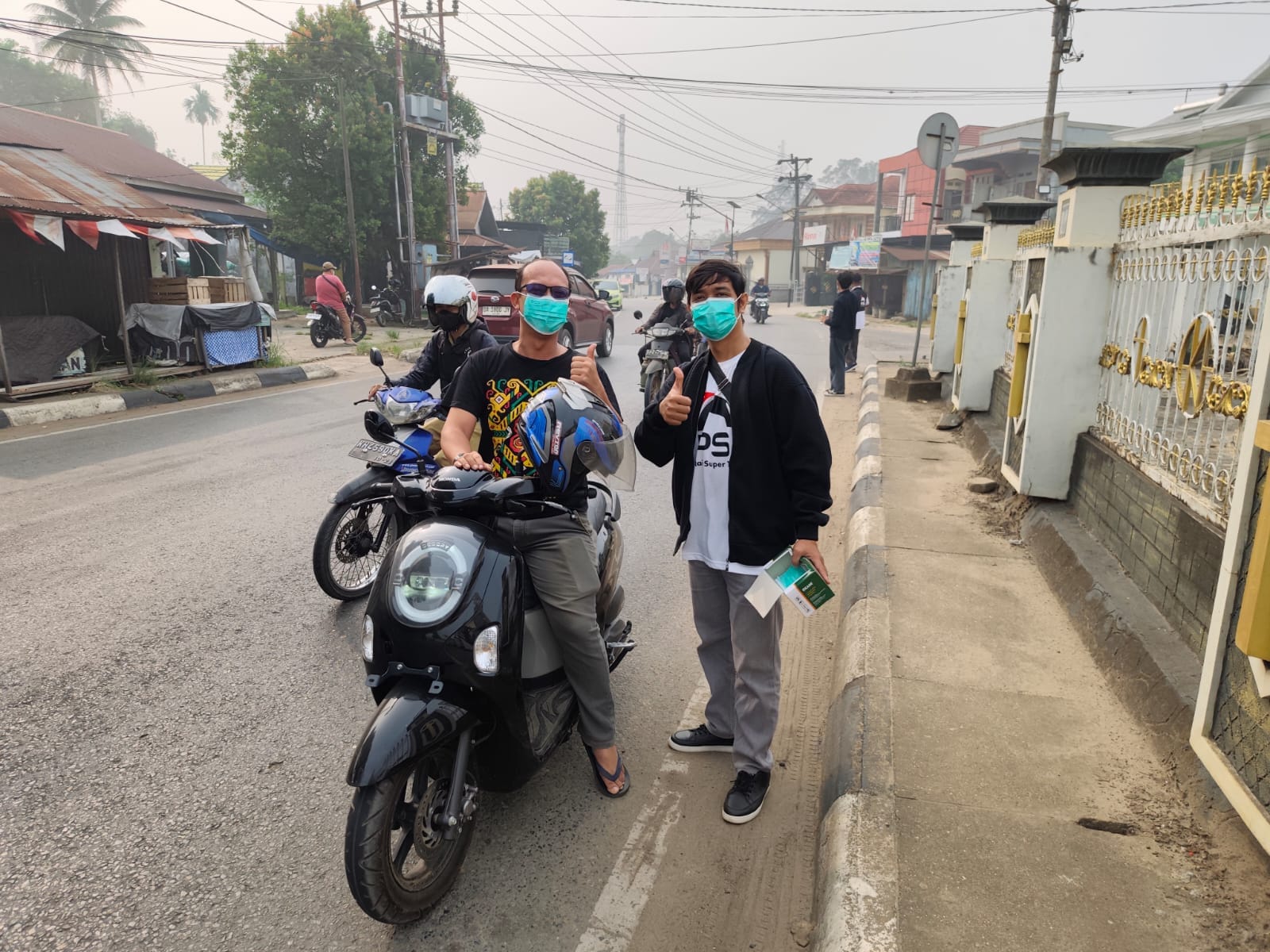 Pengurus DPD PSI Barito Timur dan DPC PSI Dusun Timur membagikan masker kepada pengguna jalan di depan Gereja Palanungkai Tamiang Layang, Senin, 26 Oktober 2026.