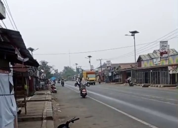 Ceceran Solar Membentang di Trans Kalimantan Anjir Pasar hingga Km 15, Pengendara Diminta Waspada