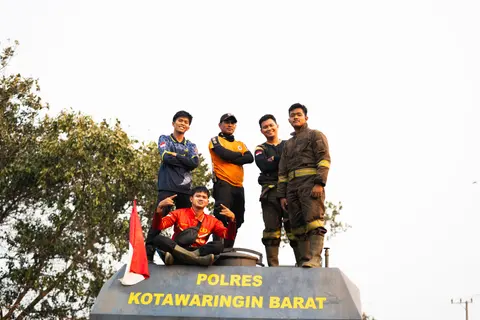 Anggota Polres Kotawaringin Barat Sedang Berada di Truk Armoured Water Cannon (AWC)