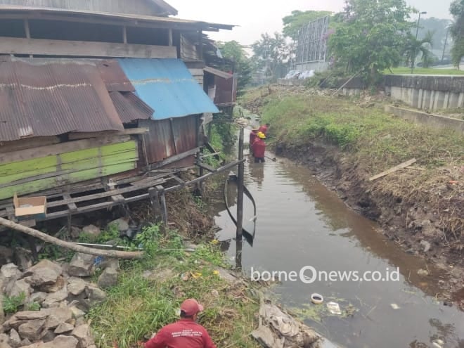 Antisipasi Genangan Saat Hujan, Satgas SDA DPUPR Kobar Bersihkan Saluran Sungai Buun