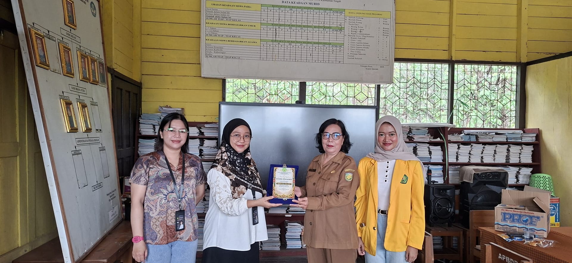 UPR Ajak Siswa SDN 1 Petuk Katimpun Menulis Cerita dari Ekologi Lokal