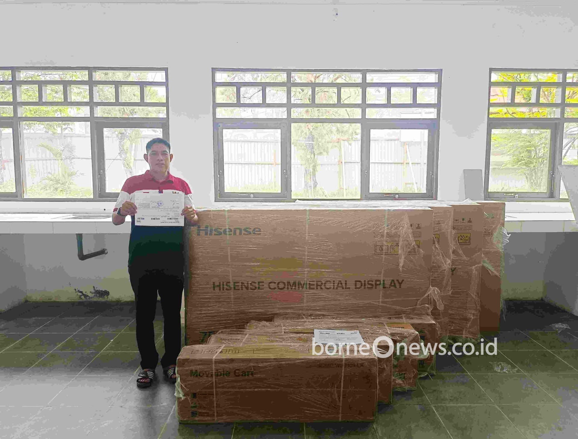 SMAN 1 Muara Teweh Terima Bantuan 4 Unit Papan Interaktif Digital
