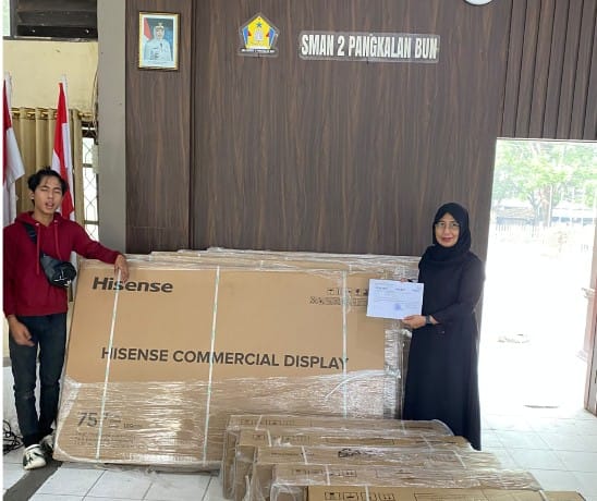 SMAN 2 Pangkalan Bun Terima Bantuan 5 Papan Interaktif Digital