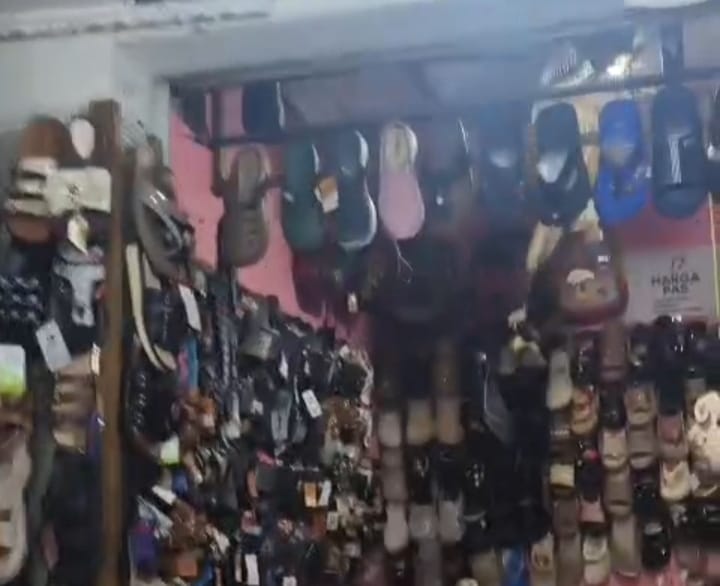 Bekantan Mengacak-Ngacak Baju dan Sandal di Toko Pasar Sari Mulia Kuala Kapuas