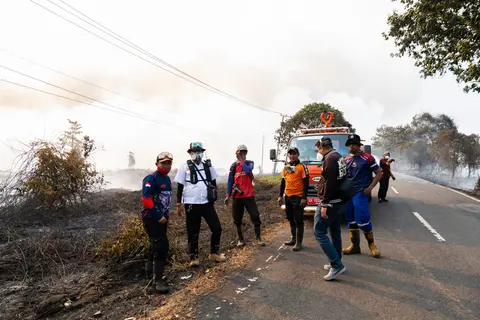 Petugas saat berkordinasi dilapangan