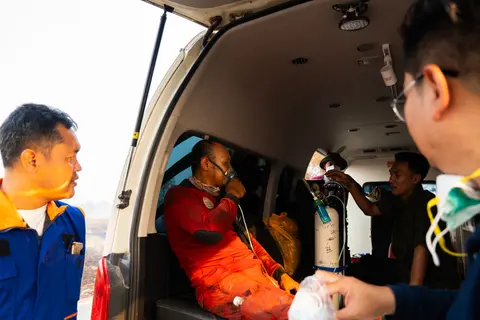 Petugas yang sedang mendapatkan penanganan Tim Kesehatan